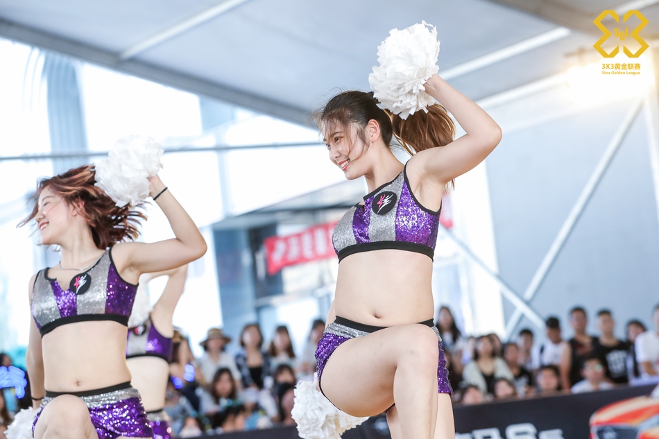 啦啦操小姐姐激情热舞