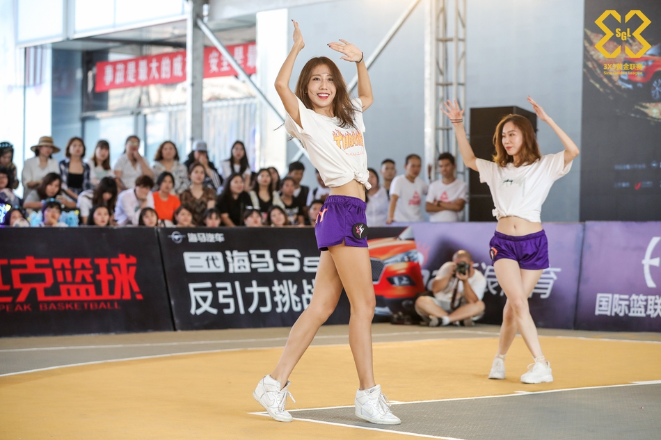 啦啦操小姐姐激情热舞