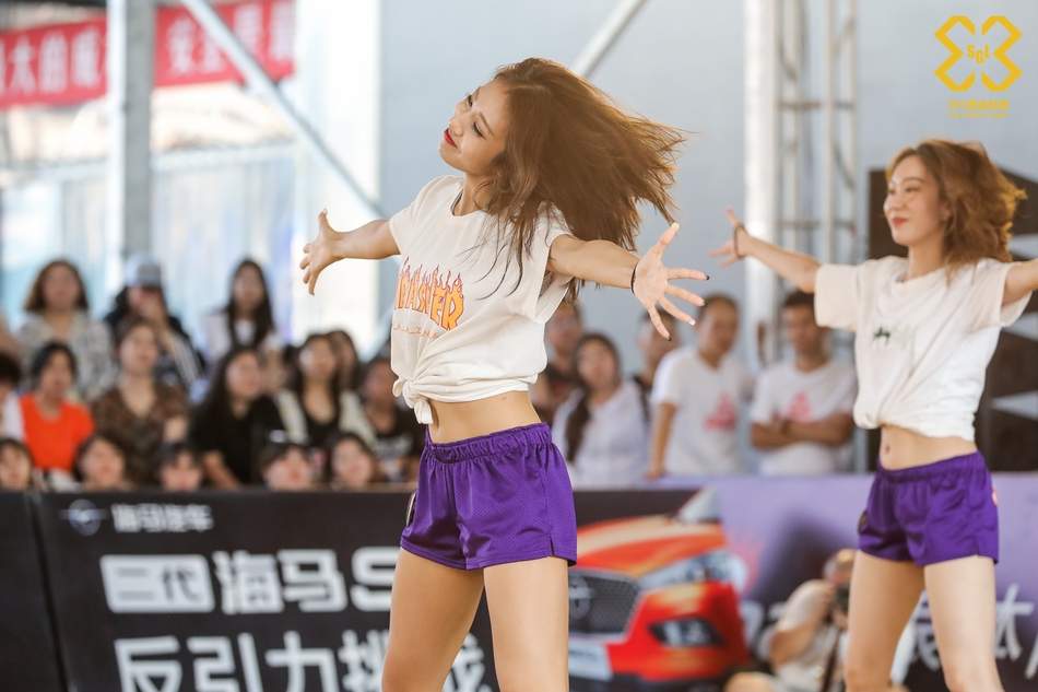 啦啦操小姐姐激情热舞