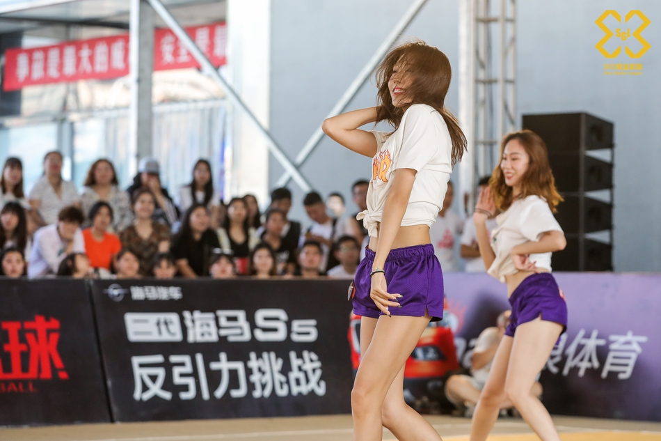 啦啦操小姐姐激情热舞