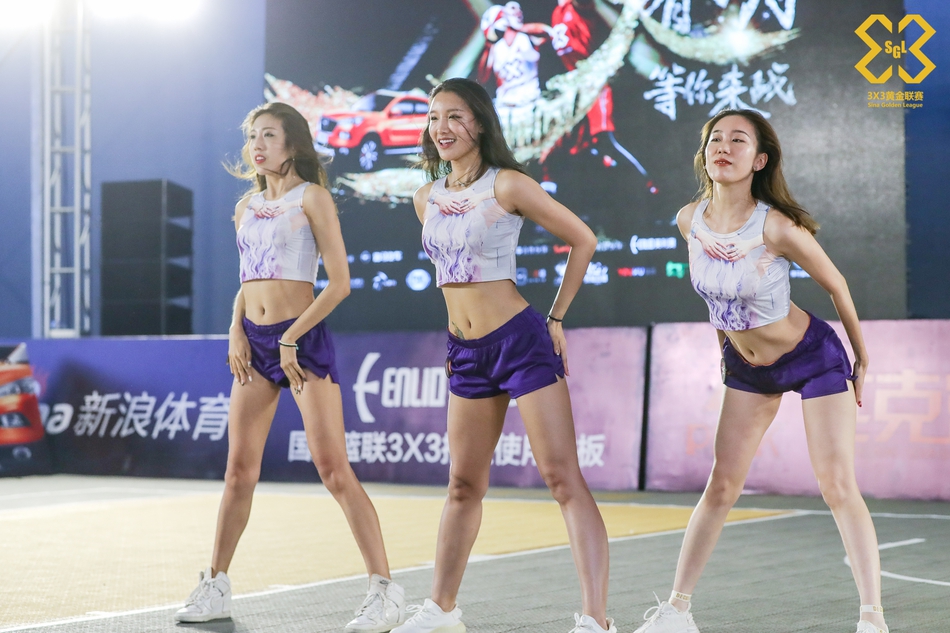 啦啦操小姐姐激情热舞