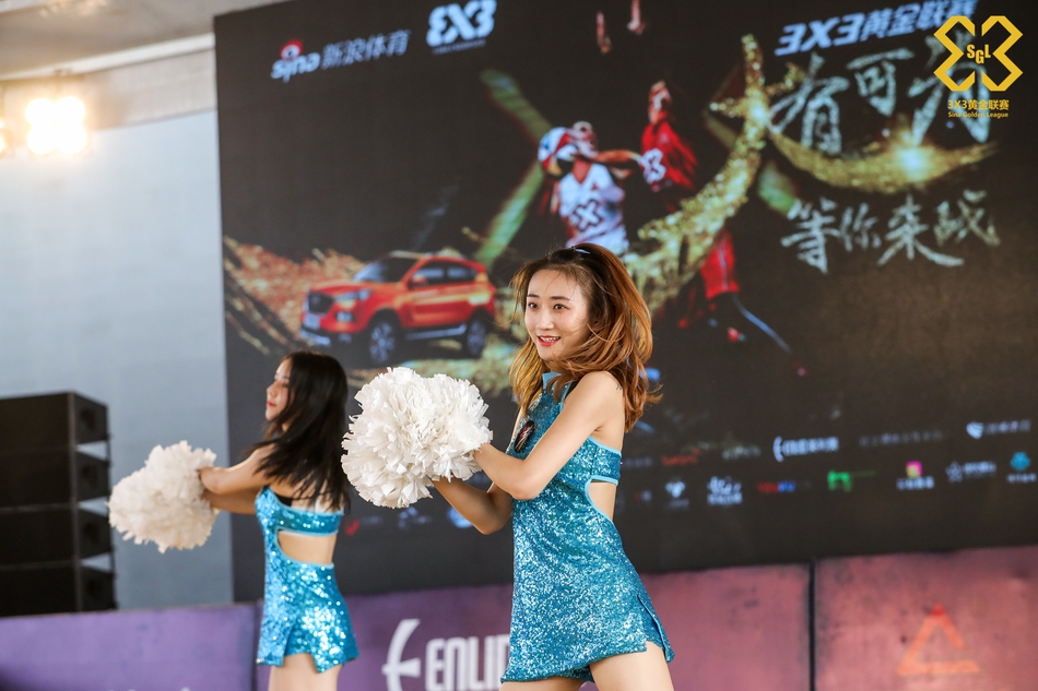 啦啦操小姐姐激情热舞