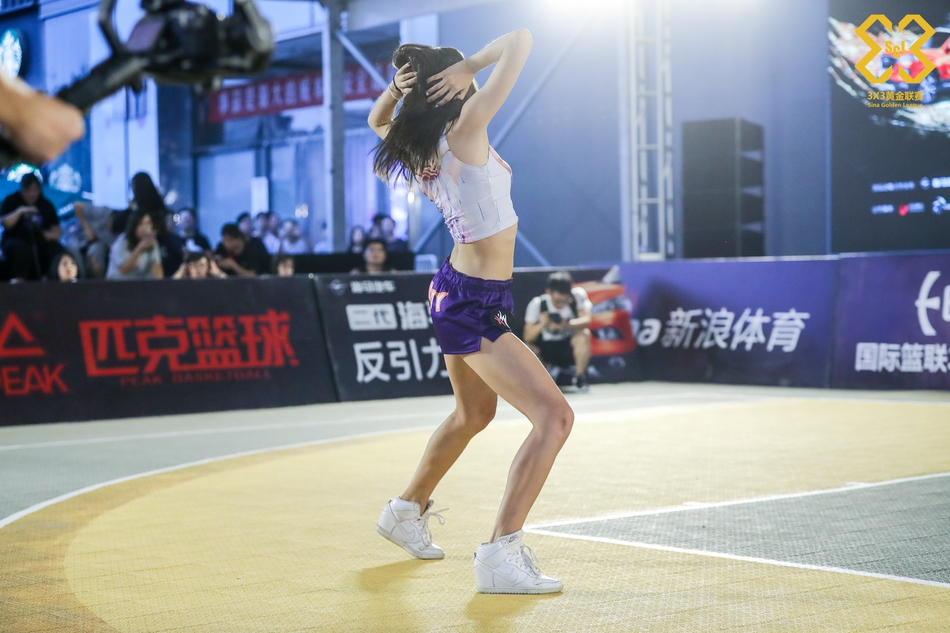 啦啦操小姐姐激情热舞