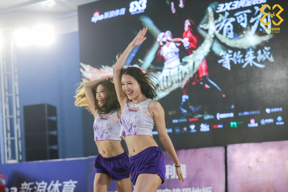 啦啦操小姐姐激情热舞