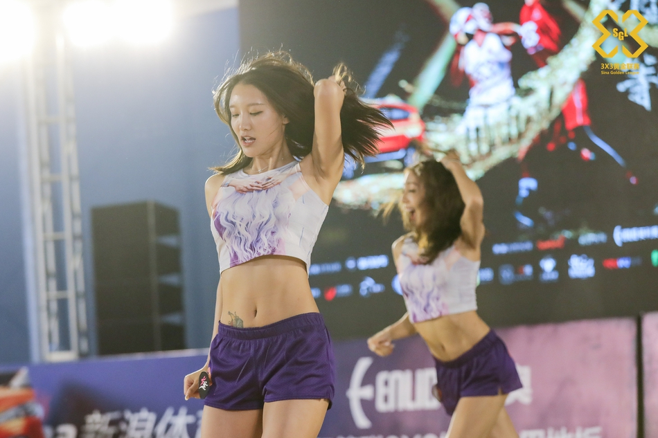 啦啦操小姐姐激情热舞