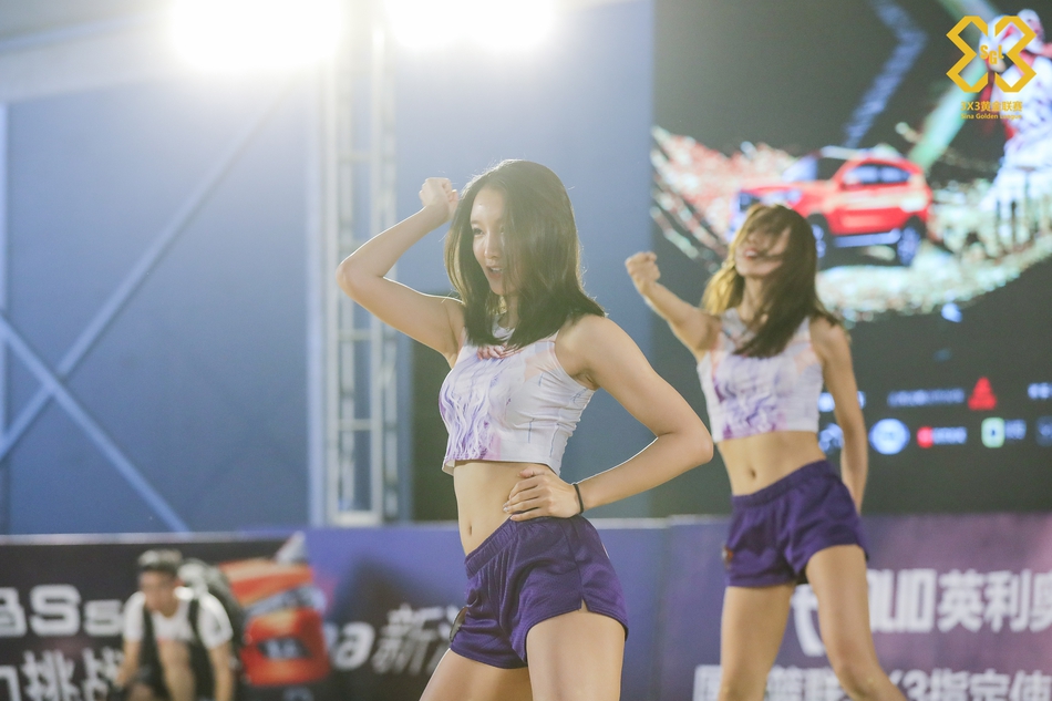 啦啦操小姐姐激情热舞