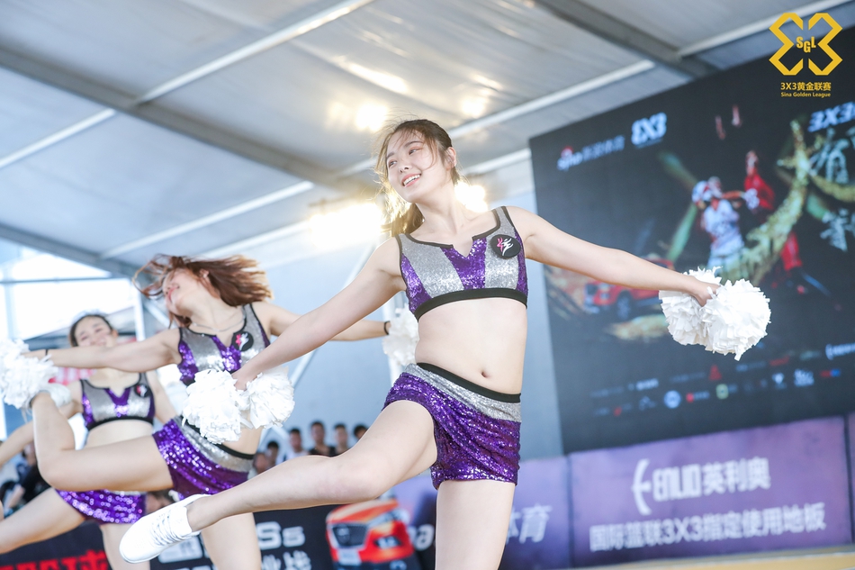 啦啦操小姐姐激情热舞
