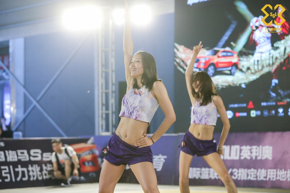 啦啦操小姐姐激情热舞