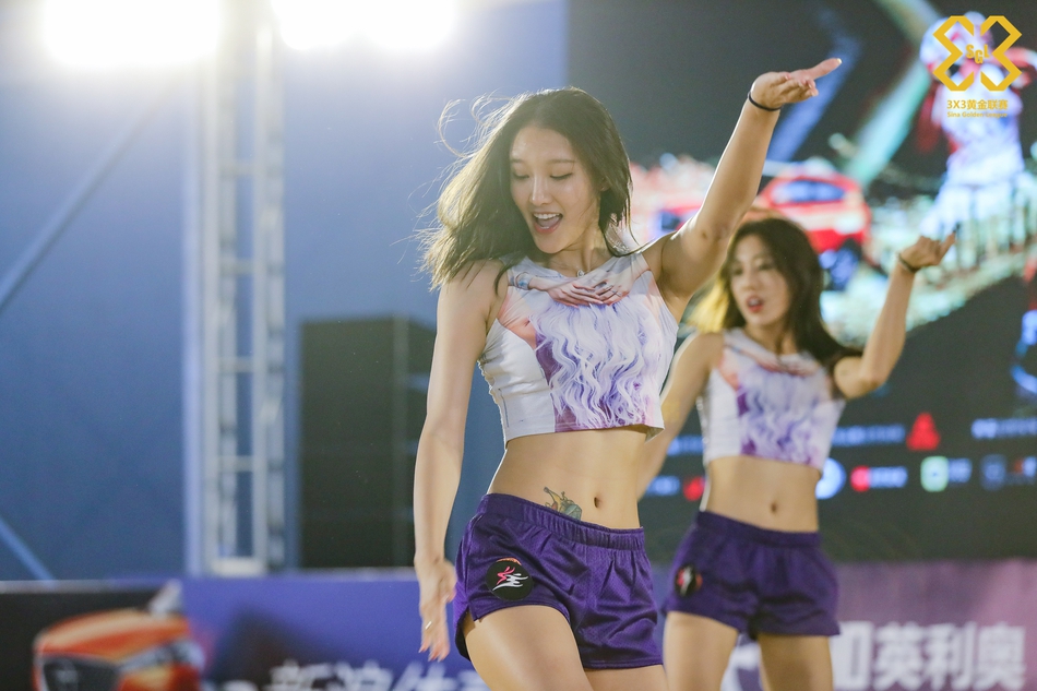 啦啦操小姐姐激情热舞