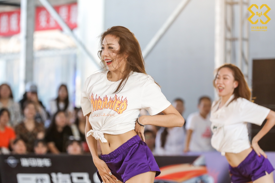 啦啦操小姐姐激情热舞