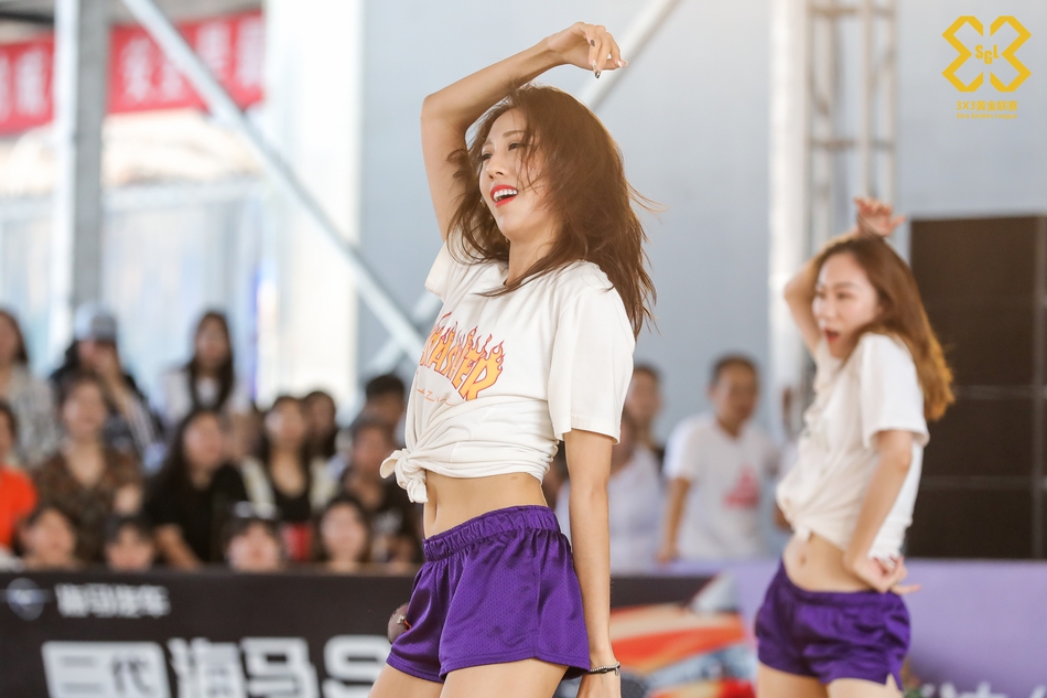 啦啦操小姐姐激情热舞