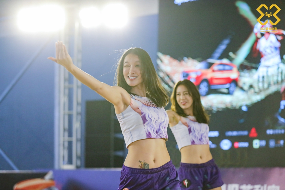 啦啦操小姐姐激情热舞