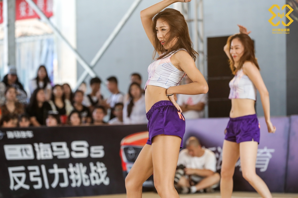 啦啦操小姐姐激情热舞