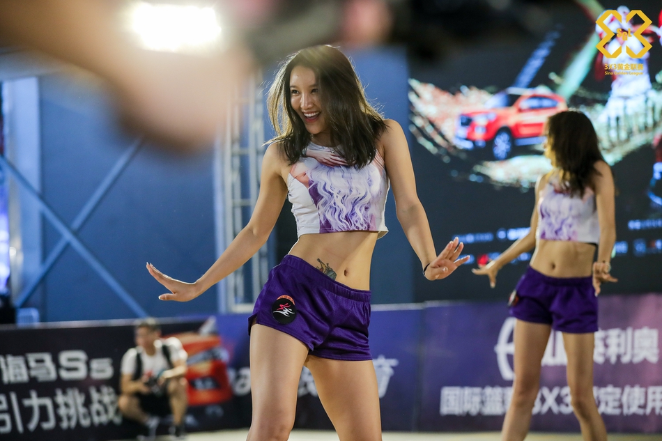 啦啦操小姐姐激情热舞