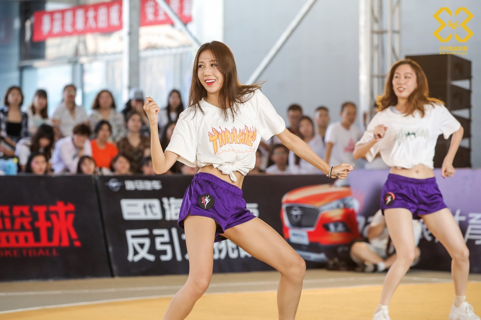 啦啦操小姐姐激情热舞