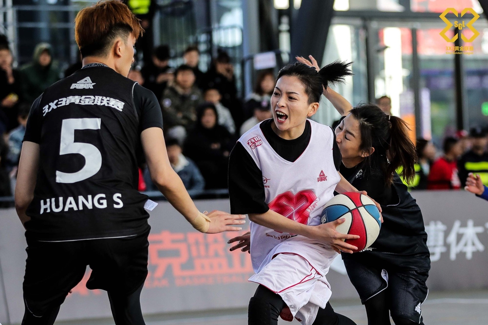 花树篮球偶像携手女神队献艺