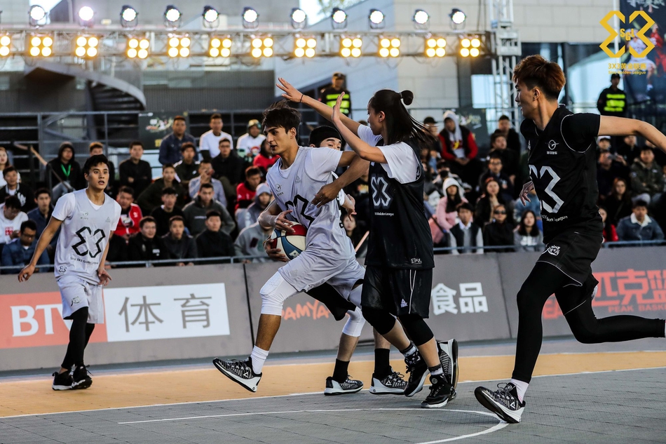 花树篮球偶像携手女神队献艺