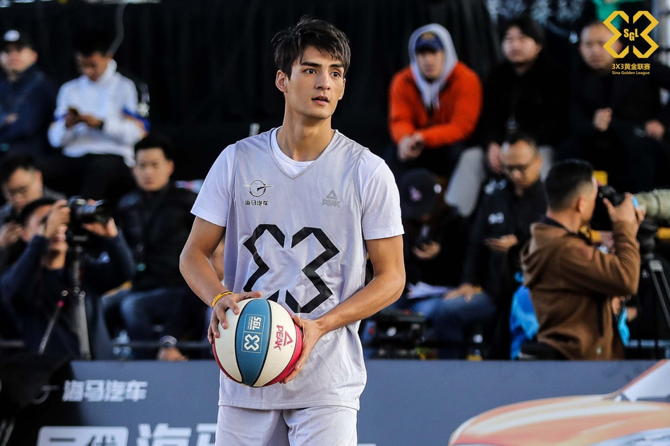 花树篮球偶像携手女神队献艺