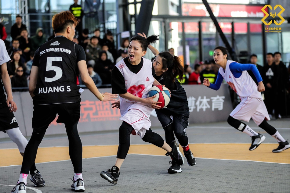 花树篮球偶像携手女神队献艺