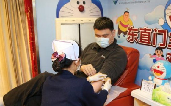 姚明带领篮协工作人员义务献血