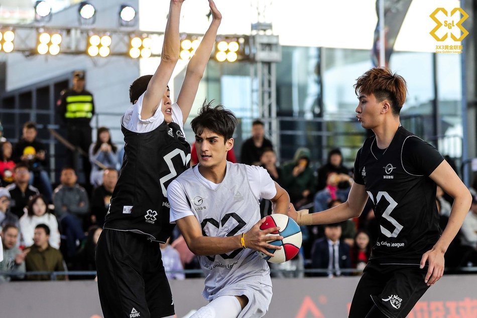 花树篮球偶像携手女神队献艺