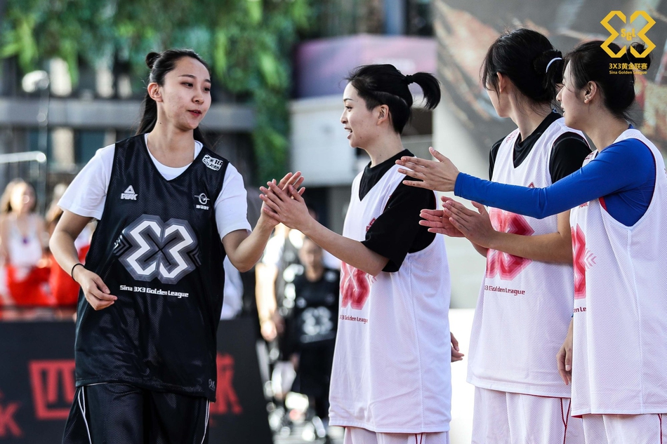 花树篮球偶像携手女神队献艺