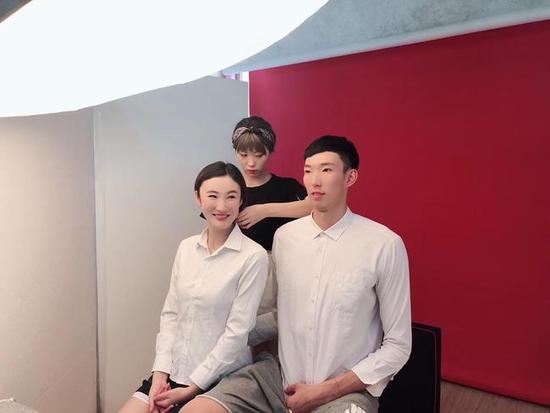 周琦与女友领证结婚