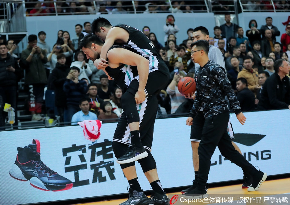 刘志轩受伤被钟诚背离赛场