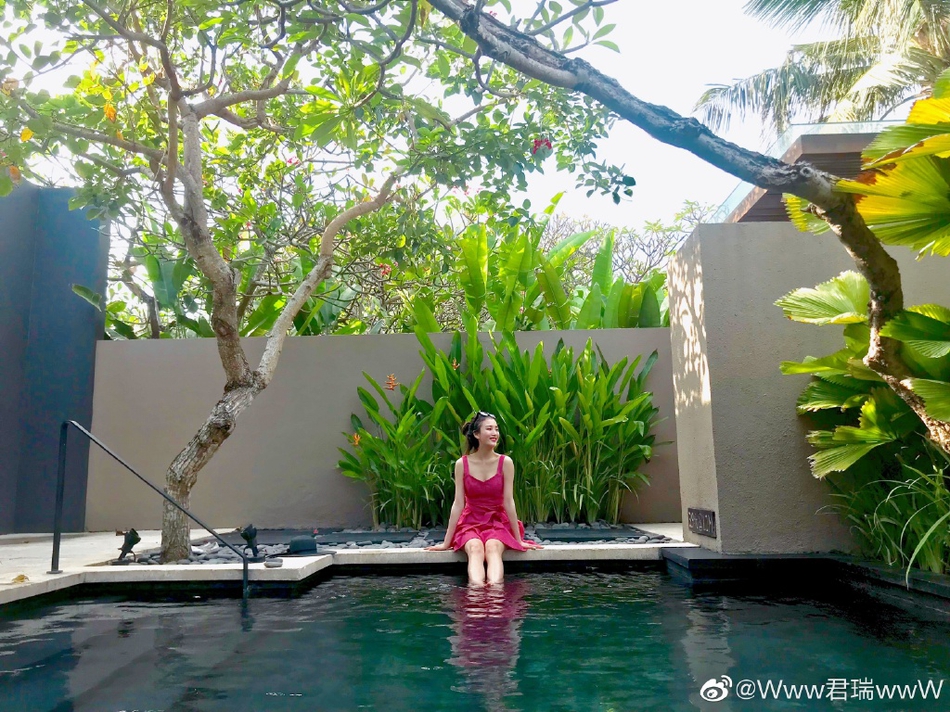 赵继伟携演员女友国外度假