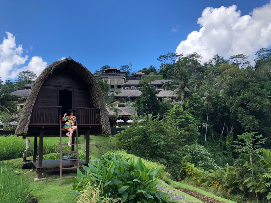 赵继伟携演员女友国外度假