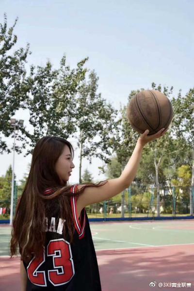 运动范甜美范的篮球女孩