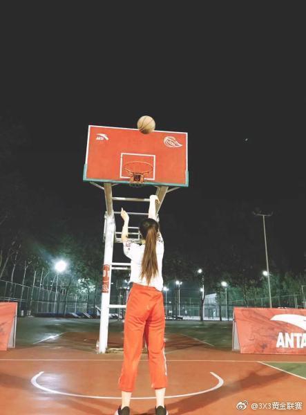 运动范甜美范的篮球女孩