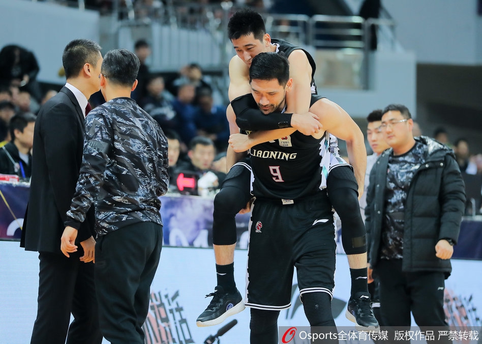 刘志轩受伤被钟诚背离赛场