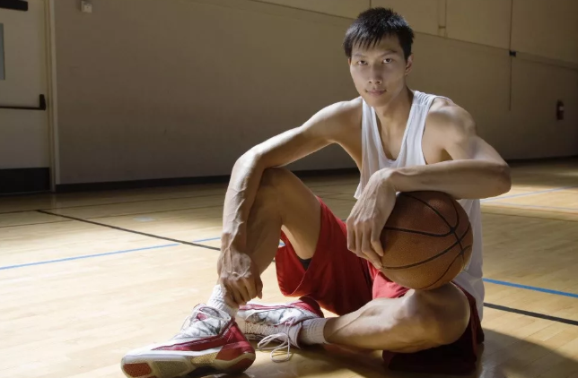 易建联老照片翩翩少年淡雅如风