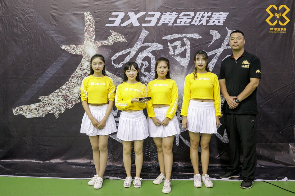 青岛站啦啦操小姐姐热舞