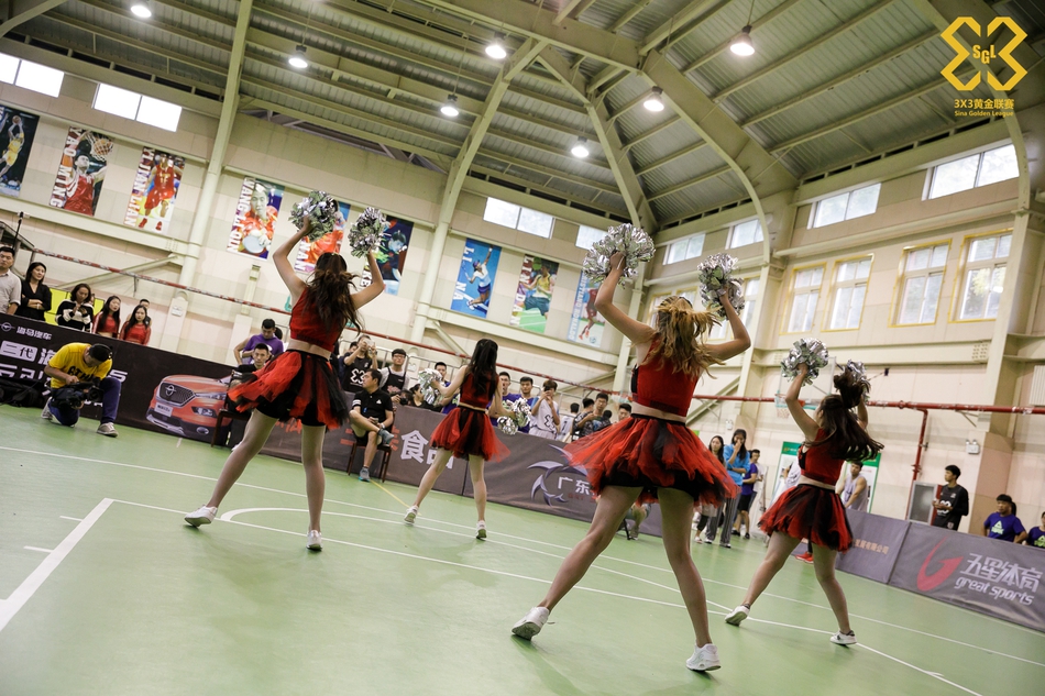 青岛站啦啦操小姐姐热舞