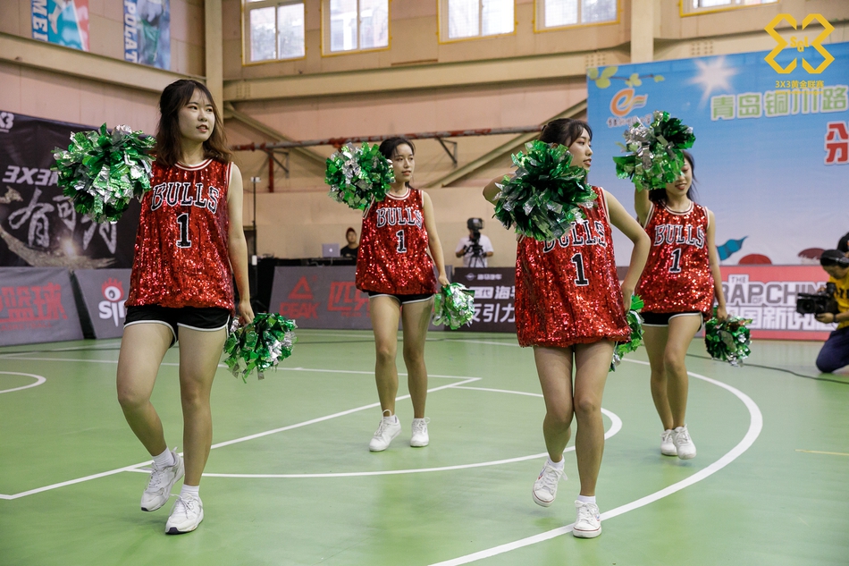 青岛站啦啦操小姐姐热舞