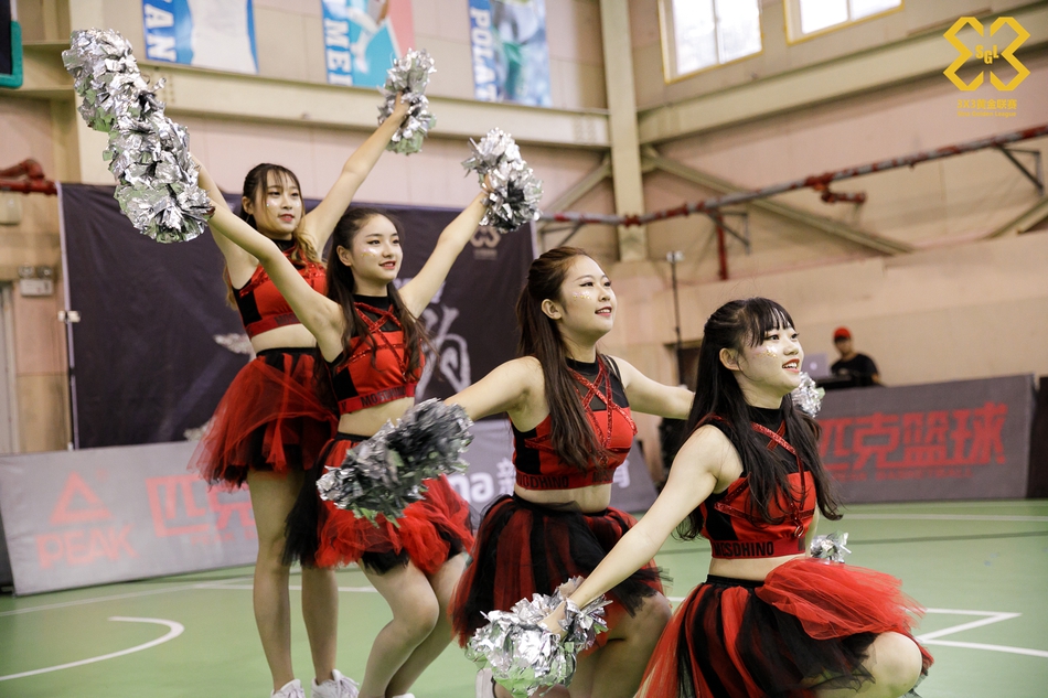 青岛站啦啦操小姐姐热舞