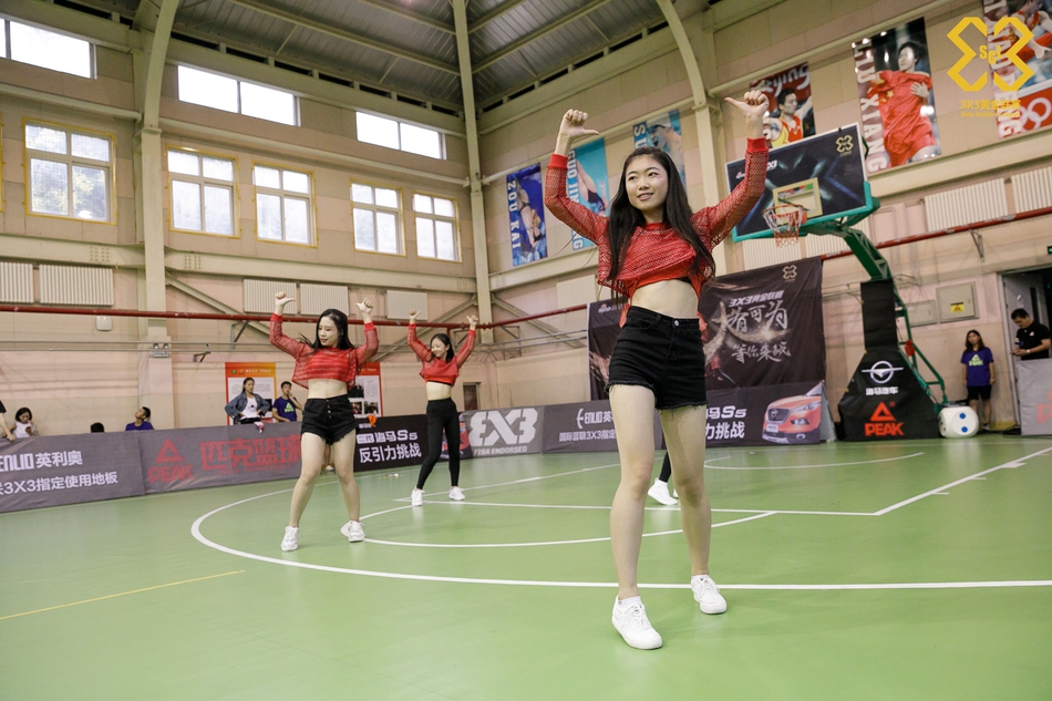 青岛站啦啦操小姐姐热舞