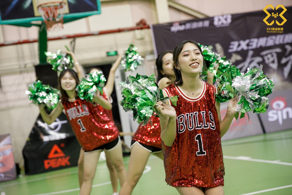 青岛站啦啦操小姐姐热舞