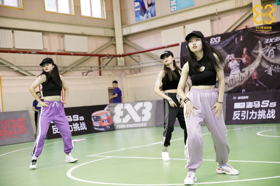 青岛站啦啦操小姐姐热舞