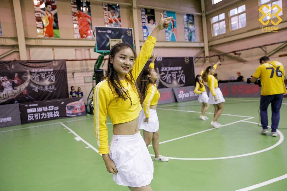 青岛站啦啦操小姐姐热舞