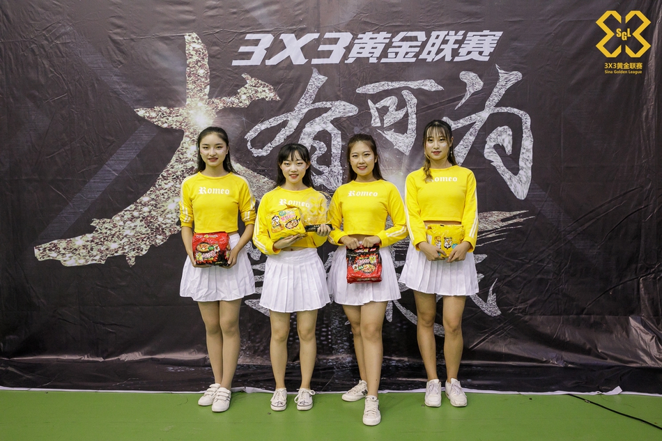 青岛站啦啦操小姐姐热舞