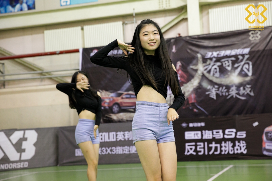 青岛站啦啦操小姐姐热舞