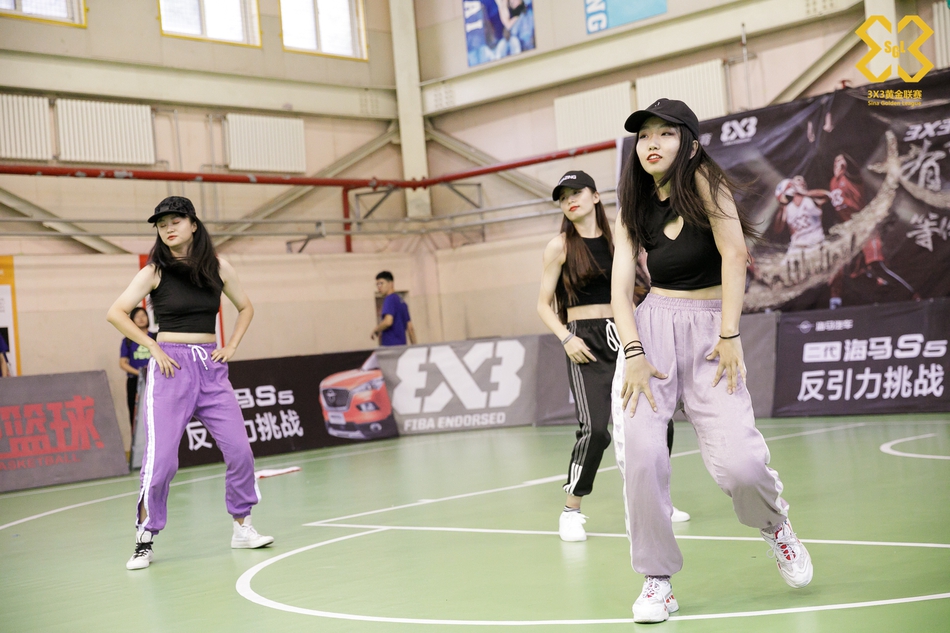 青岛站啦啦操小姐姐热舞