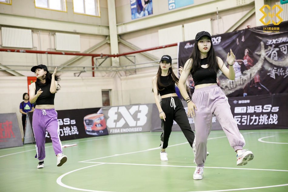 青岛站啦啦操小姐姐热舞