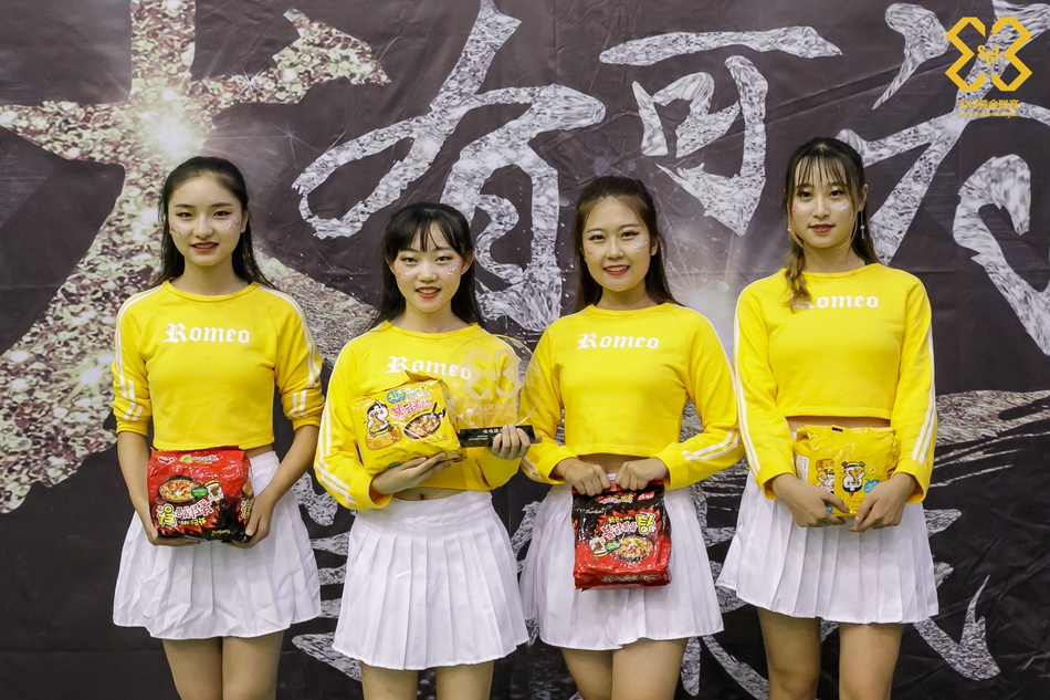 青岛站啦啦操小姐姐热舞