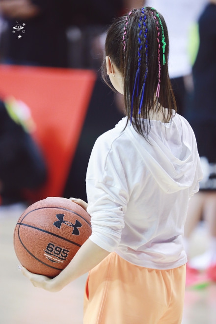 杨超越参加库里中国行活动