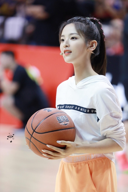 杨超越参加库里中国行活动