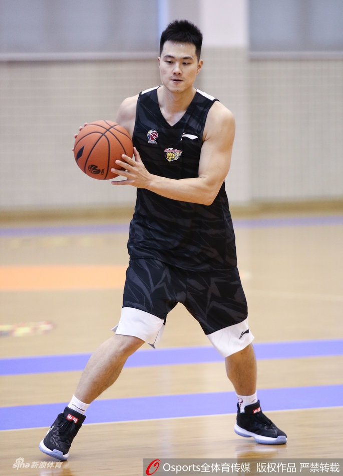 易建联刻苦训练冲击16连胜